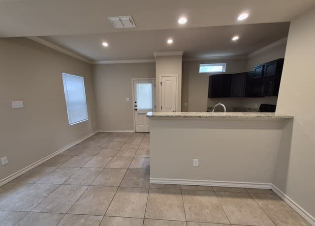 rental at 7034  Lakeview Dr. Unit 102 in San Antonio, TX — photo 4