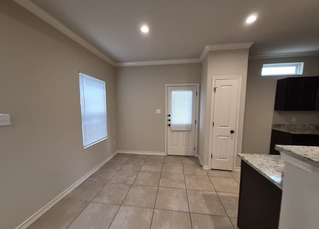 rental at 7034  Lakeview Dr. Unit 102 in San Antonio, TX — photo 5