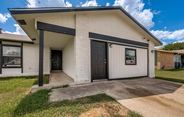 rental at 8939  Old Sky Harbor in San Antonio, TX — photo 3