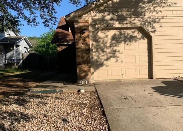 rental at 6323  Worchester Knls in San Antonio, TX — photo 1