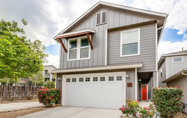 rental at 1426 E Sandalwood in San Antonio, TX — photo 1