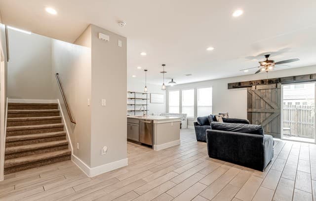 rental at 1426 E Sandalwood in San Antonio, TX — photo 4