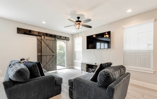 rental at 1426 E Sandalwood in San Antonio, TX — photo 5