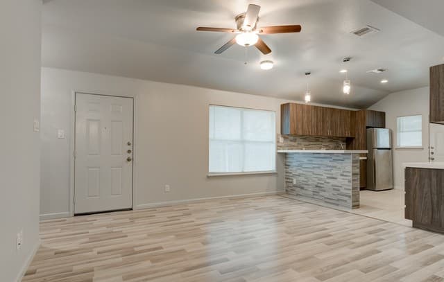 rental at 6626  Woodstock in San Antonio, TX — photo 5