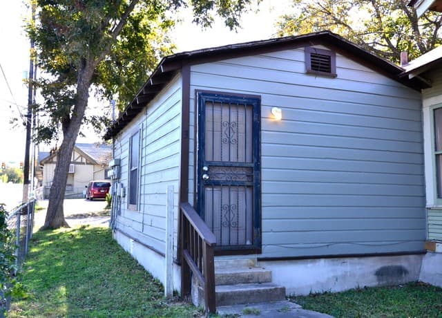 rental at 902 W Kings Hwy Unit 3 in San Antonio, TX — photo 1