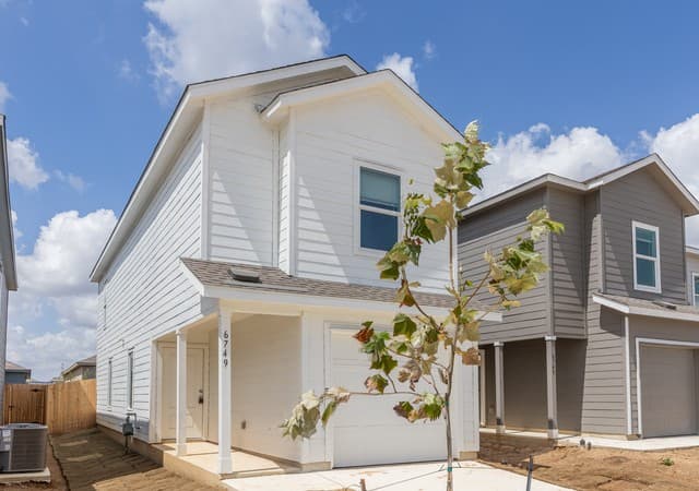 rental at 6749  Marble Rdg in Elmendorf, TX — photo 2