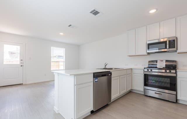 rental at 6749  Marble Rdg in Elmendorf, TX — photo 4