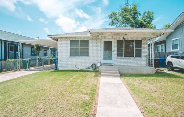 rental at 206  University in San Antonio, TX — photo 1