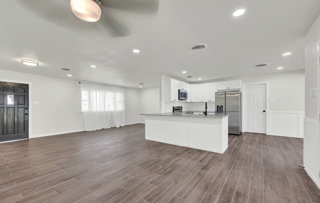 rental at 129  Young in Universal City, TX — photo 2