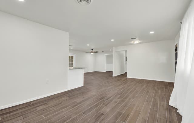 rental at 129  Young in Universal City, TX — photo 4