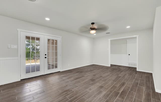 rental at 129  Young in Universal City, TX — photo 5