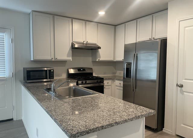 rental at 10311  Devon Wheel St in San Antonio, TX — photo 4