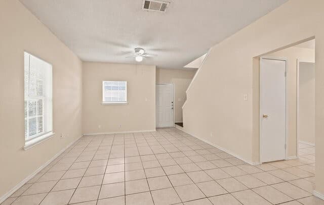 rental at 7605  Windsor Oaks in San Antonio, TX — photo 2