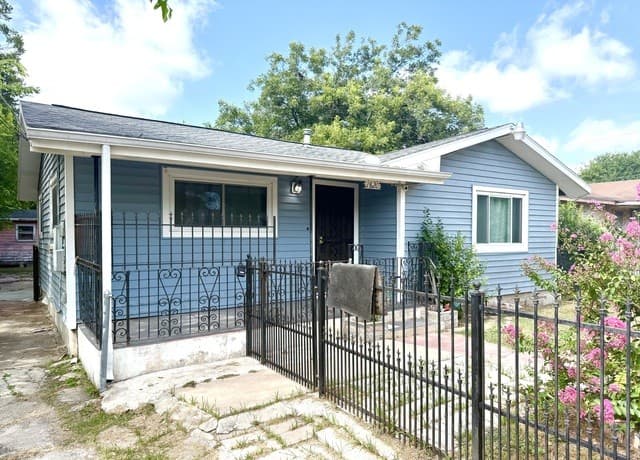 rental at 1820 W Southcross Blvd in San Antonio, TX — photo 1