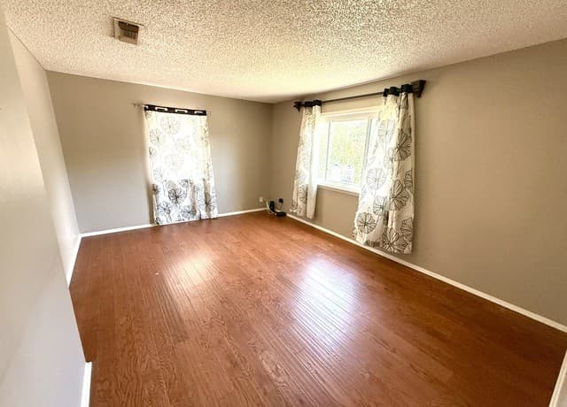 rental at 1820 W Southcross Blvd in San Antonio, TX — photo 3