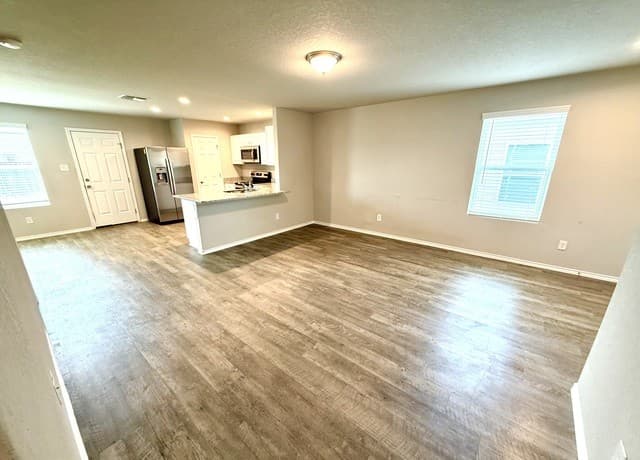 rental at 7614  Crestway Ridge in San Antonio, TX — photo 2
