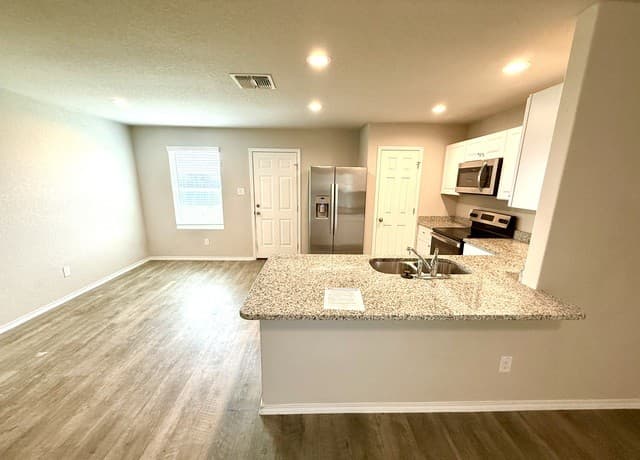 rental at 7614  Crestway Ridge in San Antonio, TX — photo 3