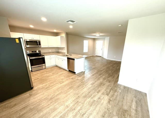 rental at 7614  Crestway Ridge in San Antonio, TX — photo 5