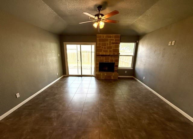 rental at 7243  Hardesty in San Antonio, TX — photo 4