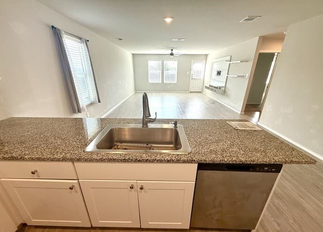 rental at 9826  Morgans Mills Rd in San Antonio, TX — photo 4