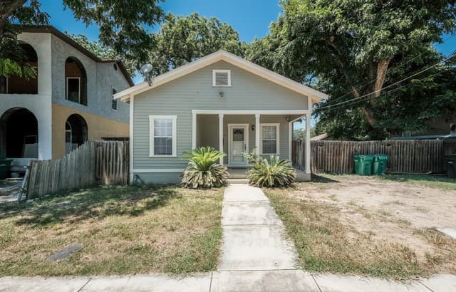 rental at 207  Hill St in San Antonio, TX — photo 1