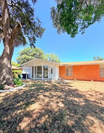 rental at 4503  Eisenhauer in San Antonio, TX — photo 2