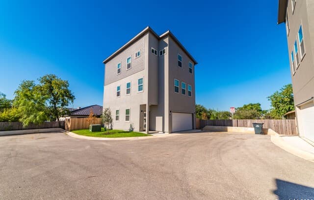 rental at 1618 W Lawndale Dr Unit 11 in San Antonio, TX — photo 2