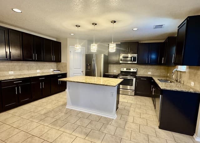 rental at 1607  Tree Run in San Antonio, TX — photo 2