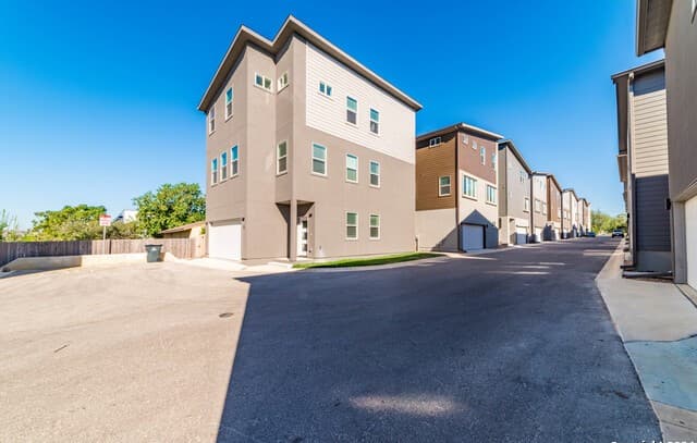 rental at 1618 W Lawndale Dr Unit 10 in San Antonio, TX — photo 3