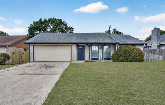 rental at 7713  Narrow Pass in Live Oak, TX — photo 2