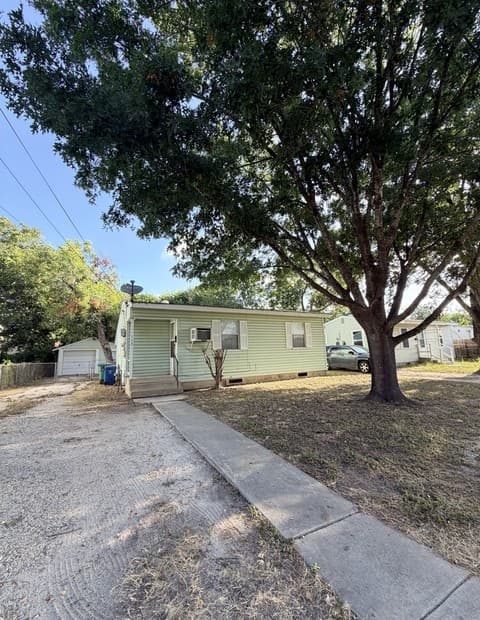 2-bedroom rental at 173 W Dickson Ave in San Antonio, TX — photo 1