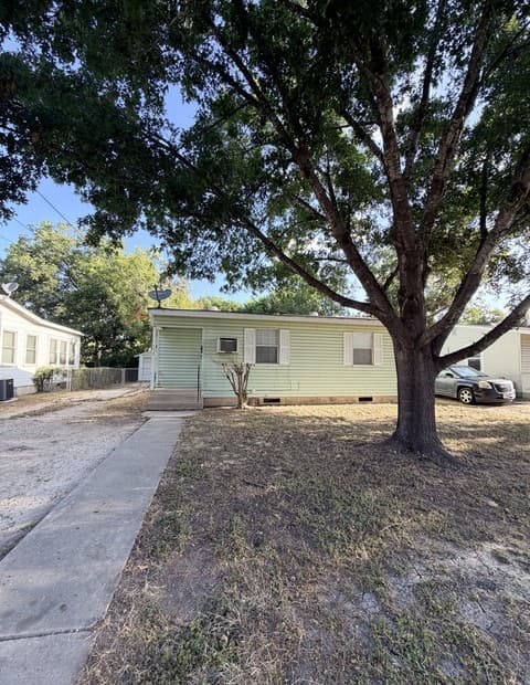 2-bedroom rental at 173 W Dickson Ave in San Antonio, TX — photo 2