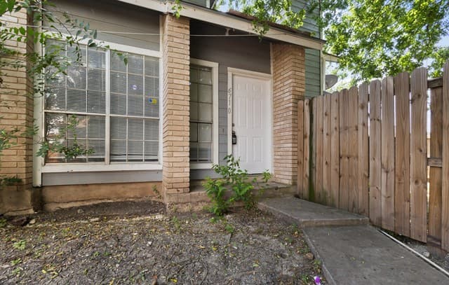 rental at 6710  Windsor Holw in San Antonio, TX — photo 3