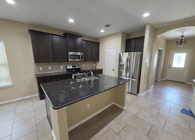 rental at 1847  Gray Fox Crk in San Antonio, TX — photo 3