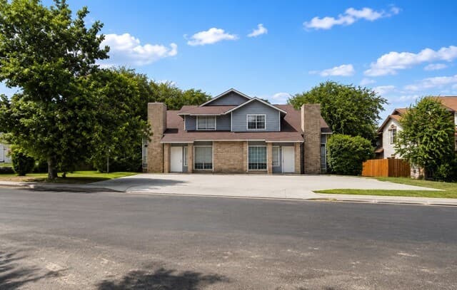 rental at 6714  Windsor Holw in San Antonio, TX — photo 1
