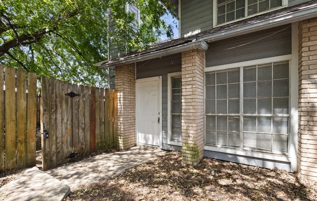 rental at 6714  Windsor Holw in San Antonio, TX — photo 2