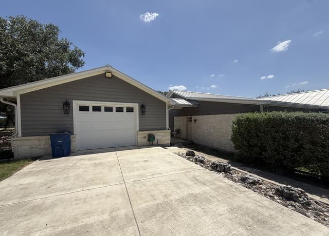 rental at 4130  Summit Dr in New Braunfels, TX — photo 3