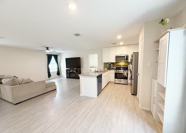 rental at 8935  Astral Pl in San Antonio, TX — photo 4