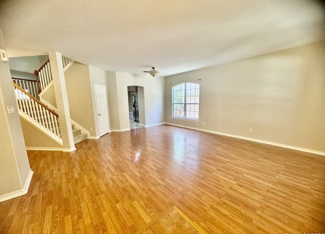 rental at 952  Persian Gdn in San Antonio, TX — photo 3