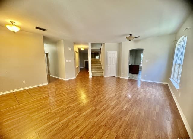 rental at 952  Persian Gdn in San Antonio, TX — photo 4