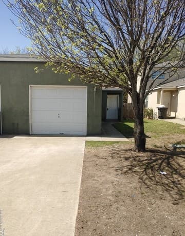 2-bedroom rental at 3834 Maverick Crk in San Antonio, TX — photo 2