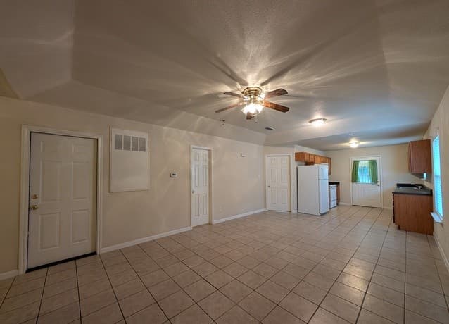 2-bedroom rental at 956 Misty Acres Dr in New Braunfels, TX — photo 3