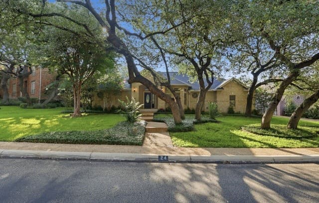 rental at 24  Inwood Mnr in San Antonio, TX — photo 2