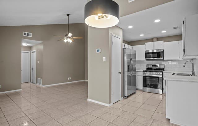 rental at 5279  Meadow Rise St in San Antonio, TX — photo 3
