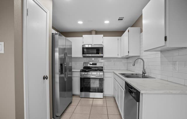 rental at 5279  Meadow Rise St in San Antonio, TX — photo 4