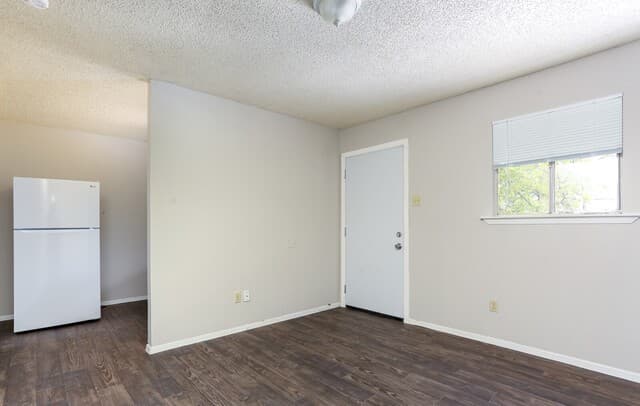 1-bedroom rental at 102 E Cheryl Dr Unit 11 in San Antonio, TX — photo 3