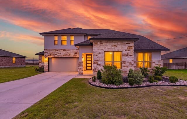 rental at 109  Willow Oak Trl in Floresville, TX — photo 2