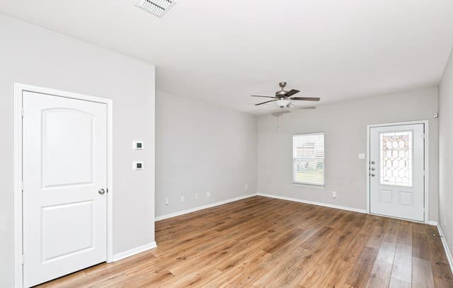 rental at 9127  Bennett Frst in Converse, TX — photo 2