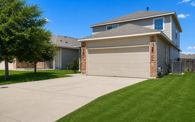 rental at 5502 Daniel Way in St Hedwig TX