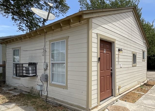 1-bedroom rental at 510 S Pine St Unit 1 in San Antonio, TX — photo 1